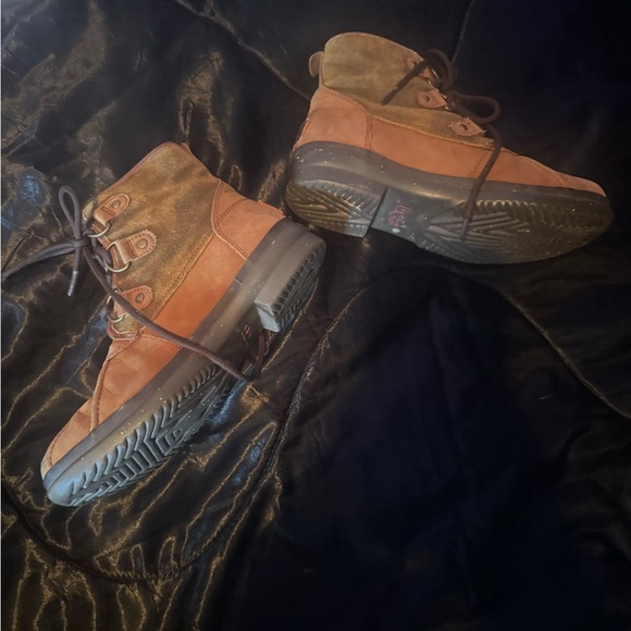 Women’s UGG Shearling Cecile Duck Snow Boots In Chestnut Leather - Picture 3 of 7